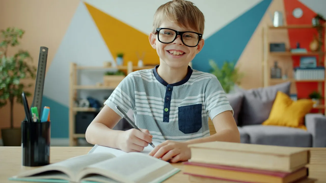Un niño estudiando con su profesor particular en la Costa Blanca