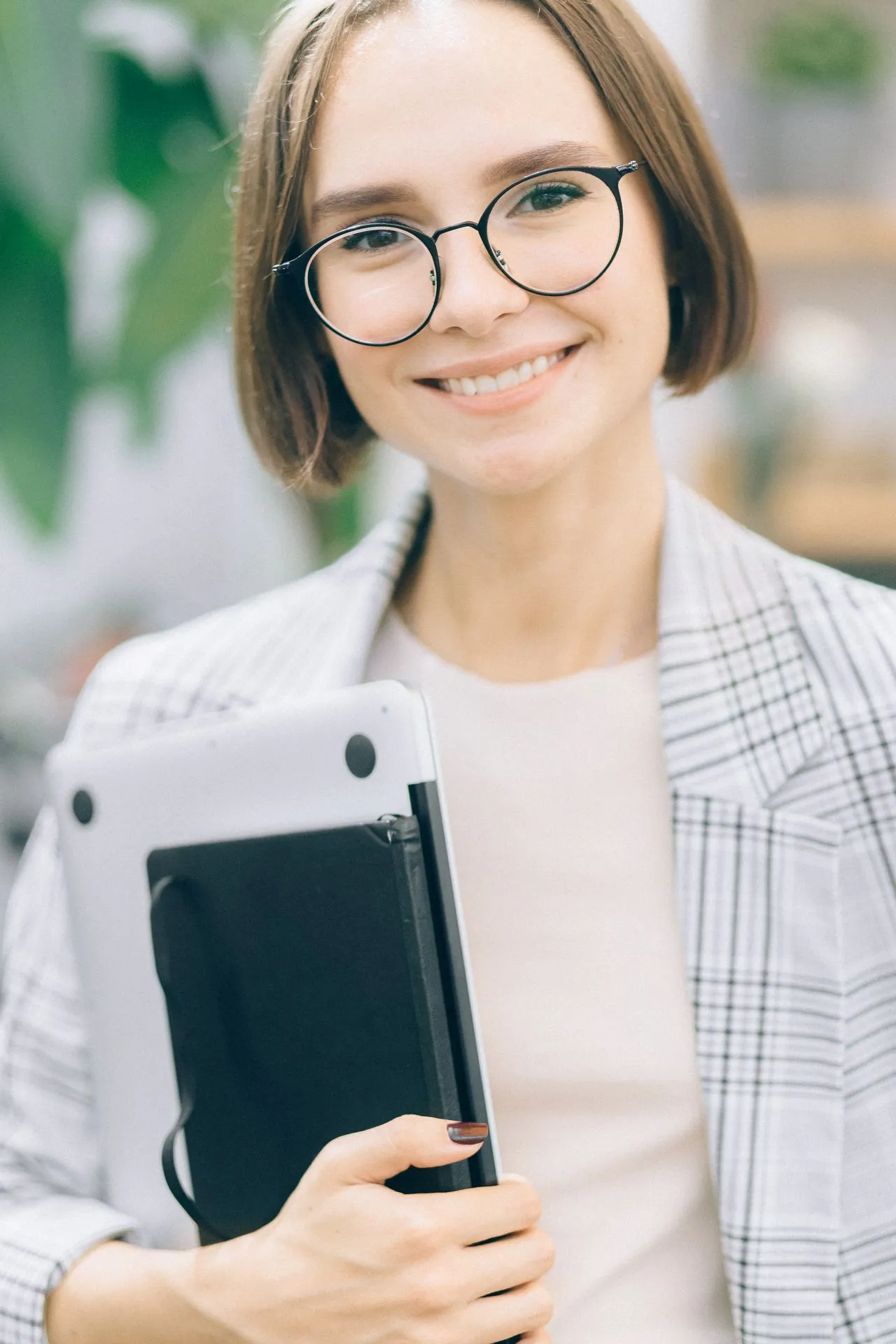 Profesora particular sonriente, lista para dar clases